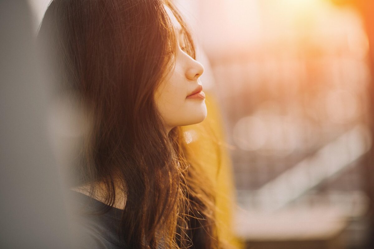 a before‑and‑after silhouette showing thicker hair on the right side